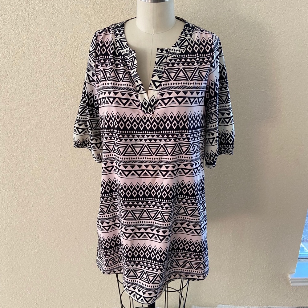 Short sleeve white & black dress w/ hot pink slip